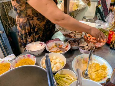 Ho Chi Minh şehri, Vietnam - 29 Mayıs 2020: Sanh Ky Mi Gia restoranı, Vietnam domuz eti ve karidesli noodle çorbası (Hu tieu mi), doğranmış soğanlı garnitür, tavuk veya domuz dilimleri