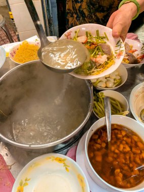 Ho Chi Minh şehri, Vietnam - 29 Mayıs 2020: Sanh Ky Mi Gia restoranı, Vietnam domuz eti ve karidesli noodle çorbası (Hu tieu mi), doğranmış soğanlı garnitür, tavuk veya domuz dilimleri