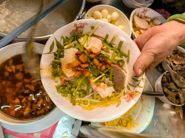 Ho Chi Minh şehri, Vietnam - 29 Mayıs 2020: Sanh Ky Mi Gia restoranı, Vietnam domuz eti ve karidesli noodle çorbası (Hu tieu mi), doğranmış soğanlı garnitür, tavuk veya domuz dilimleri