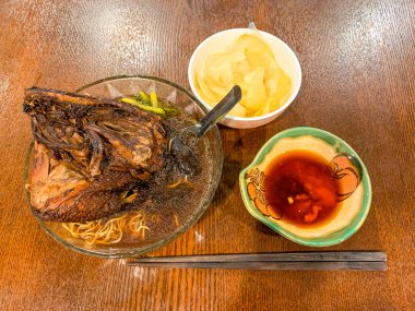 Çin rostosu ördek yumurtalı erişte çorbası (Vietnamca Mi vit tiem 'i ara), restoran menüsü için beyaz ekran, üst manzara. Bu aromatik Asya ördeği çorbası bir tutam aromalı ve çok güzel görünüyor..