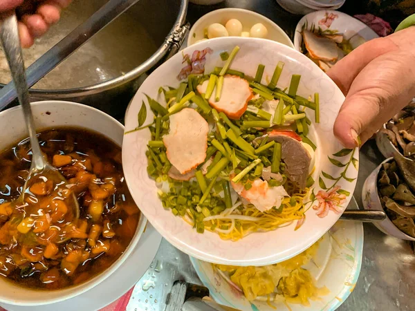 Ho Chi Minh şehri, Vietnam - 29 Mayıs 2020: Sanh Ky Mi Gia restoranı, Vietnam domuz eti ve karidesli noodle çorbası (Hu tieu mi), doğranmış soğanlı garnitür, tavuk veya domuz dilimleri
