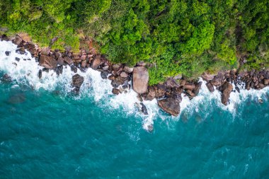 Deniz dalgaları ve Vietnam 'ın Kien Giang, Phu Quoc adasındaki Mong Tay adasındaki fantastik kayalık sahil manzarası.
