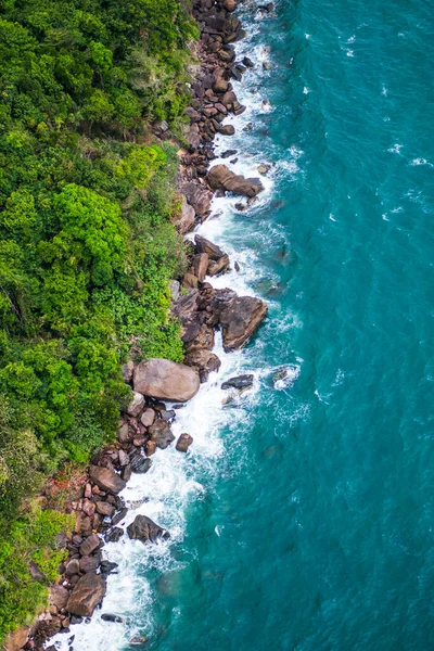 波の空中ビューとフーコック島のモンタイ島で幻想的な岩の海岸 Kien Giang Vietnam — ストック写真