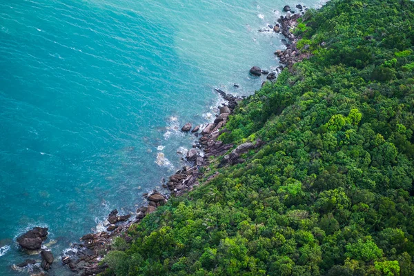 波の空中ビューとフーコック島のモンタイ島で幻想的な岩の海岸 Kien Giang Vietnam — ストック写真