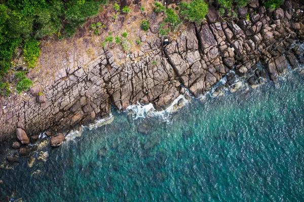 波の空中ビューとフーコック島のモンタイ島で幻想的な岩の海岸 Kien Giang Vietnam — ストック写真