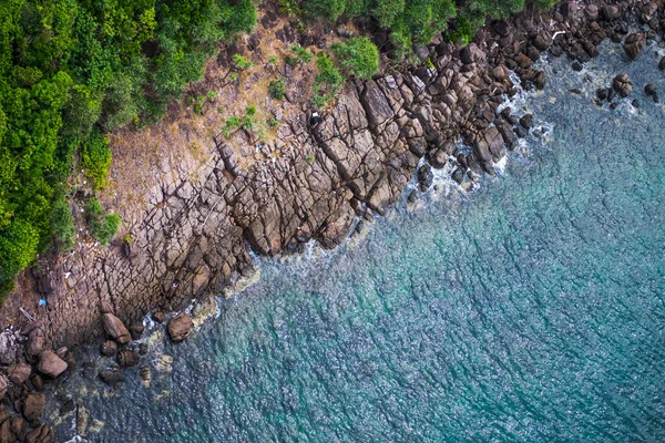 波の空中ビューとフーコック島のモンタイ島で幻想的な岩の海岸 Kien Giang Vietnam — ストック写真