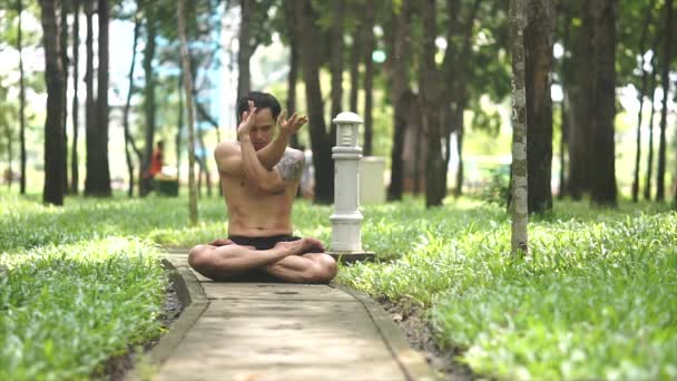 Ung Asiatisk Man Torkar Svett Och Gör Yogaövningar Parken Yoga — Stockvideo