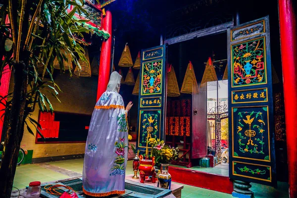 胡志明市 Jan 2020年 位于越南胡志明市 的越南华人庙宇之一 天后庙院内的天后雕像 — 图库照片