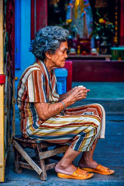 Chi Minh City Vietnam Ene 2020 Anciana Sentada Frente Templo — Foto de Stock