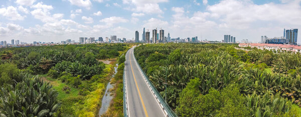 Хо Ши Мин, Вьетнам - 15 февраля 2020 года: Вид с воздуха на полуостров Тхием с застройками, вид с улицы Чау Тхо Трен Цао на район 1 с башней Bitextco и город Сайгон
