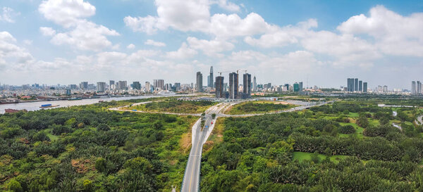 Хо Ши Мин, Вьетнам - 15 февраля 2020 года: Вид с воздуха на полуостров Тхием с застройками, вид с улицы Чау Тхо Трен Цао на район 1 с башней Bitextco и город Сайгон
