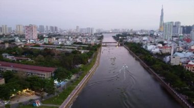Saigon şehri ve gökdelenler Thanh Da Peninsula, Ho Chi Minh şehir / Vietnam 'dan binalar, köprü, nehir manzaralı bir panorama. Saigon şehri manzaralı, manzaralı İHA