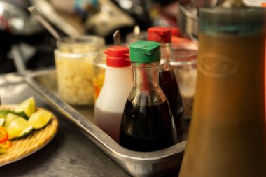 Geleneksel Vietnam eriştesi çeşni tepsisi, limon dilimleri, biber kavanozu, balık sosu, soya sosu, kaşık ve yemek çubukları Ho Chi Minh şehrinde, Vietnam 'da