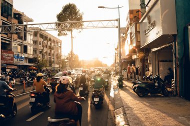 Ho Chi Minh şehri, Vietnam - 11 Haziran 2020: Ho Chi Minh şehrinde (Saigon, Vietnam) günbatımında yoğun trafik sıkışıklığı