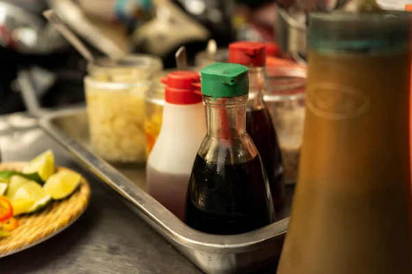 Geleneksel Vietnam eriştesi çeşni tepsisi, limon dilimleri, biber kavanozu, balık sosu, soya sosu, kaşık ve yemek çubukları Ho Chi Minh şehrinde, Vietnam 'da