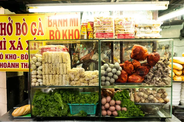 ベトナムホーチミンのナイトストリートフードのフードカートで麺スープ Tieu の食材を調理する — ストック写真