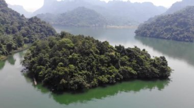 Ba Be Ulusal Parkı 'nın hava manzarası, Bac Kan Eyaleti, Vietnam. Burası Vietnam 'daki en büyük doğal tatlı su gölü. Kireçtaşı yapısı ve sayısız yeraltı mağarası var..