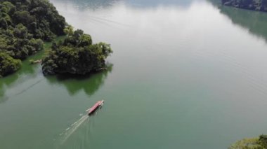 Ba Be Ulusal Parkı 'nın hava manzarası, Bac Kan Eyaleti, Vietnam. Burası Vietnam 'daki en büyük doğal tatlı su gölü. Kireçtaşı yapısı ve sayısız yeraltı mağarası var..
