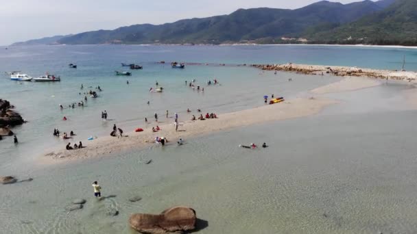 在越南宁元省 与游客 渔村和养殖海鲜的漂浮船一起鸟瞰平雄岛 — 图库视频影像