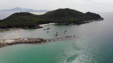 Binh Hung adasının turistlerle, balıkçı tekneleriyle, balıkçı köyleriyle ve yüzen botlarıyla Ninh Thuan eyaletinde deniz ürünleri yetiştiren sallarla dolu havadan görünüşü, Vietnam