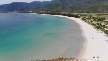 Binh Hung adasının turistlerle, balıkçı tekneleriyle, balıkçı köyleriyle ve yüzen botlarıyla Ninh Thuan eyaletinde deniz ürünleri yetiştiren sallarla dolu havadan görünüşü, Vietnam