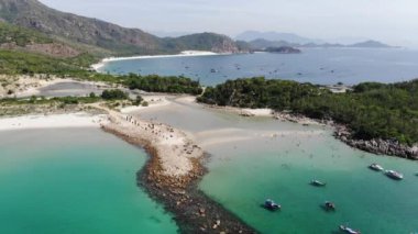 Binh Hung adasının turistlerle, balıkçı tekneleriyle, balıkçı köyleriyle ve yüzen botlarıyla Ninh Thuan eyaletinde deniz ürünleri yetiştiren sallarla dolu havadan görünüşü, Vietnam