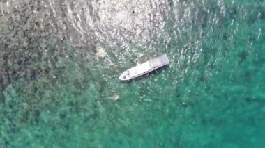 Binh Hung adasının turistlerle, balıkçı tekneleriyle, balıkçı köyleriyle ve yüzen botlarıyla Ninh Thuan eyaletinde deniz ürünleri yetiştiren sallarla dolu havadan görünüşü, Vietnam