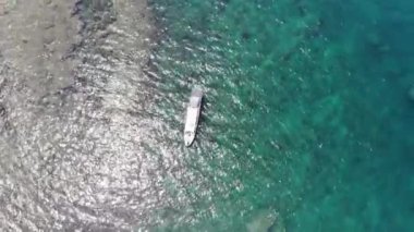 Binh Hung adasının turistlerle, balıkçı tekneleriyle, balıkçı köyleriyle ve yüzen botlarıyla Ninh Thuan eyaletinde deniz ürünleri yetiştiren sallarla dolu havadan görünüşü, Vietnam