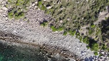 Binh Hung adasının turistlerle, balıkçı tekneleriyle, balıkçı köyleriyle ve yüzen botlarıyla Ninh Thuan eyaletinde deniz ürünleri yetiştiren sallarla dolu havadan görünüşü, Vietnam