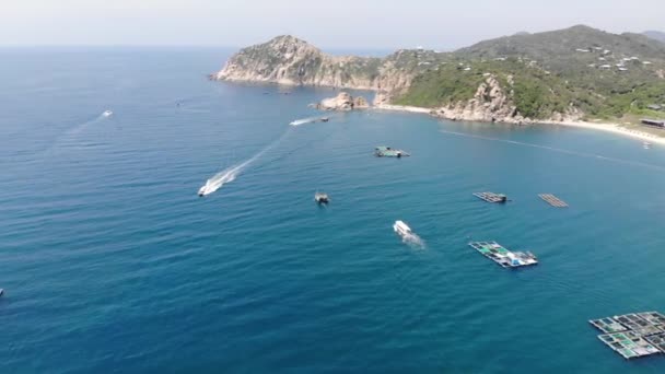 Luchtfoto Van Binh Hung Eiland Met Toeristen Vissersboten Vissersdorpen Drijvende — Stockvideo