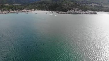 Binh Hung adasının turistlerle, balıkçı tekneleriyle, balıkçı köyleriyle ve yüzen botlarıyla Ninh Thuan eyaletinde deniz ürünleri yetiştiren sallarla dolu havadan görünüşü, Vietnam
