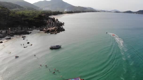 Luchtfoto Van Binh Hung Eiland Met Toeristen Vissersboten Vissersdorpen Drijvende — Stockvideo