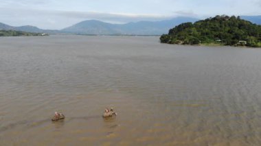 Orta İskoçya 'daki insanların Daknong, Vietnam' daki bir gölde fil sürüsü sürüşünün hava görüntüsü.