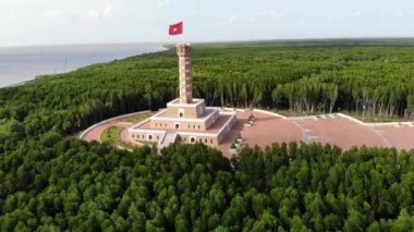 Ca Mau Burnu, Vietnam 'daki Hanoi Bayrak Kulesi' nin kopyası. Hava görüntüleri.