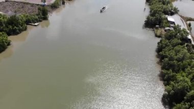 Vietnam 'ın Ca Mau Burnu' ndaki Cua Lon nehrinin (Milestone Southernmost) havadan görünüşü. Tekneler, Ca Mau kırsalının yeşil alanları arasında su çeviriyor..