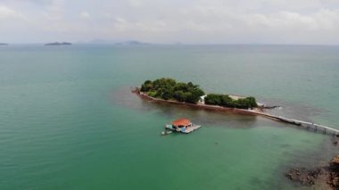 Vietnam 'ın güney kıyısındaki Dao Hai Tac adasının havadan görünüşü. Plajlı su körfezi, gelişmemiş tropik ada.