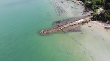 Vietnam 'ın güney kıyısındaki Dao Hai Tac adasının havadan görünüşü. Plajlı su körfezi, gelişmemiş tropik ada.