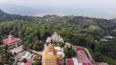 Cam Dağı 'ndaki inanılmaz Buda heykeli (Nui Cam) ve Van Linh pagoda' nın hava manzarası, gezgin An Giang, Vietnam