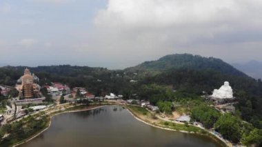 Cam Dağı 'ndaki inanılmaz Buda heykeli (Nui Cam) ve Van Linh pagoda' nın hava manzarası, gezgin An Giang, Vietnam