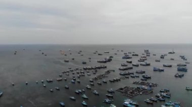 Phu Quy adasının havadan görünüşü, Binh Thuan, Vietnam, berrak mavi su, yüzen sallar ve Vietnam 'ın geleneksel ahşap botları kayalıklar, kayalık plajlar dışında.