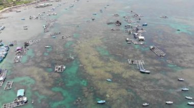 Phu Quy adasının havadan görünüşü, Binh Thuan, Vietnam, berrak mavi su, yüzen sallar ve Vietnam 'ın geleneksel ahşap botları kayalıklar, kayalık plajlar dışında.