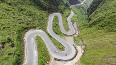 Vietnam 'ın kuzeyindeki Ha Giang vilayetindeki Tham Ma Dağı geçidine ait hava görüntüleri. Quan Ba cennetinin kapısı Dong Van jeolojik parkına açılan efsanevi bir yoldur. Ha Giang.
