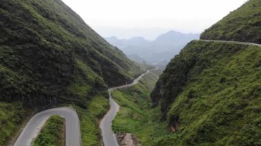 Vietnam 'ın kuzeyindeki Ha Giang vilayetindeki Tham Ma Dağı geçidine ait hava görüntüleri. Quan Ba cennetinin kapısı Dong Van jeolojik parkına açılan efsanevi bir yoldur. Ha Giang.