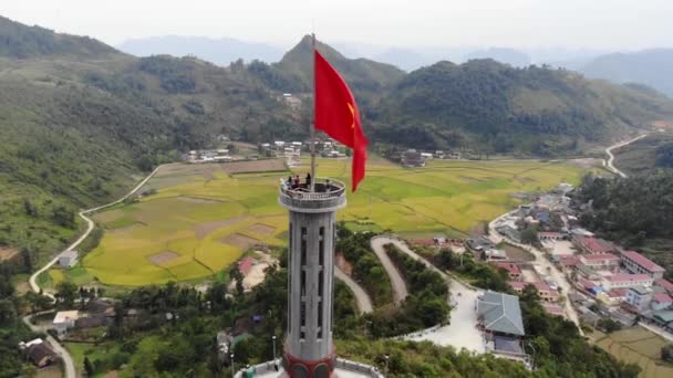 位于越南北部下乡龙铜的龙铜旗塔的空中摄像 — 图库视频影像