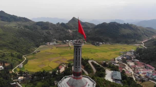 位于越南北部下乡龙铜的龙铜旗塔的空中摄像 — 图库视频影像