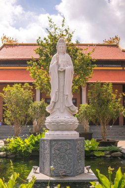 Quan Yin heykeli (Quan Am) Sala mezarlığının içindeki bir Sala manastırında, Long Thanh, Vietnam, Asya