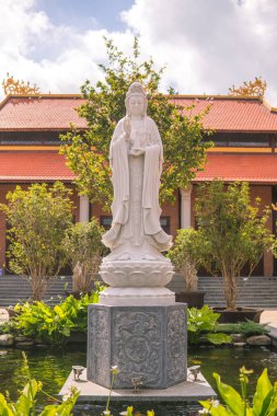 Quan Yin heykeli (Quan Am) Sala mezarlığının içindeki bir Sala manastırında, Long Thanh, Vietnam, Asya