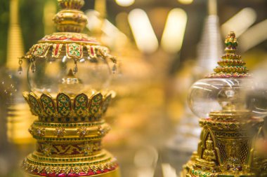 Dhatu ya da sarira, Budist rahiplerin ölümünden sonra bedenleri yakıldıktan sonra oluşan incilere ya da kristallere benzeyen küçük bir tür. Ve altın ya da gümüşle işlenmiş kutsal emanetlerle korunurlar..