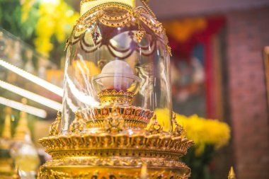 Dhatu ya da sarira, Budist rahiplerin ölümünden sonra bedenleri yakıldıktan sonra oluşan incilere ya da kristallere benzeyen küçük bir tür. Ve altın ya da gümüşle işlenmiş kutsal emanetlerle korunurlar..