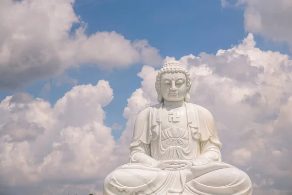 Торжественная Белая Статуя Будды Сидящая Высоком Пьедестале Позади Чистое Голубое — стоковое фото